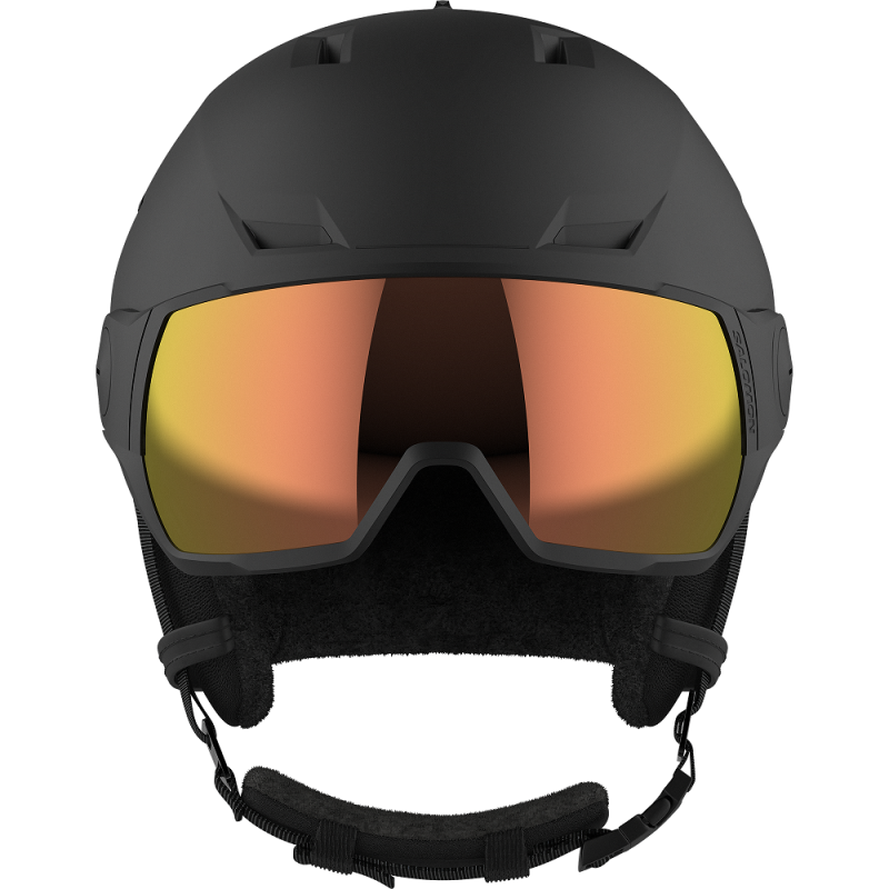 Salomon hombre que llevaba un casco de esquí con un esquiador en la nieve  se refleja en un par de gafas de esquí azul Fotografía de stock - Alamy